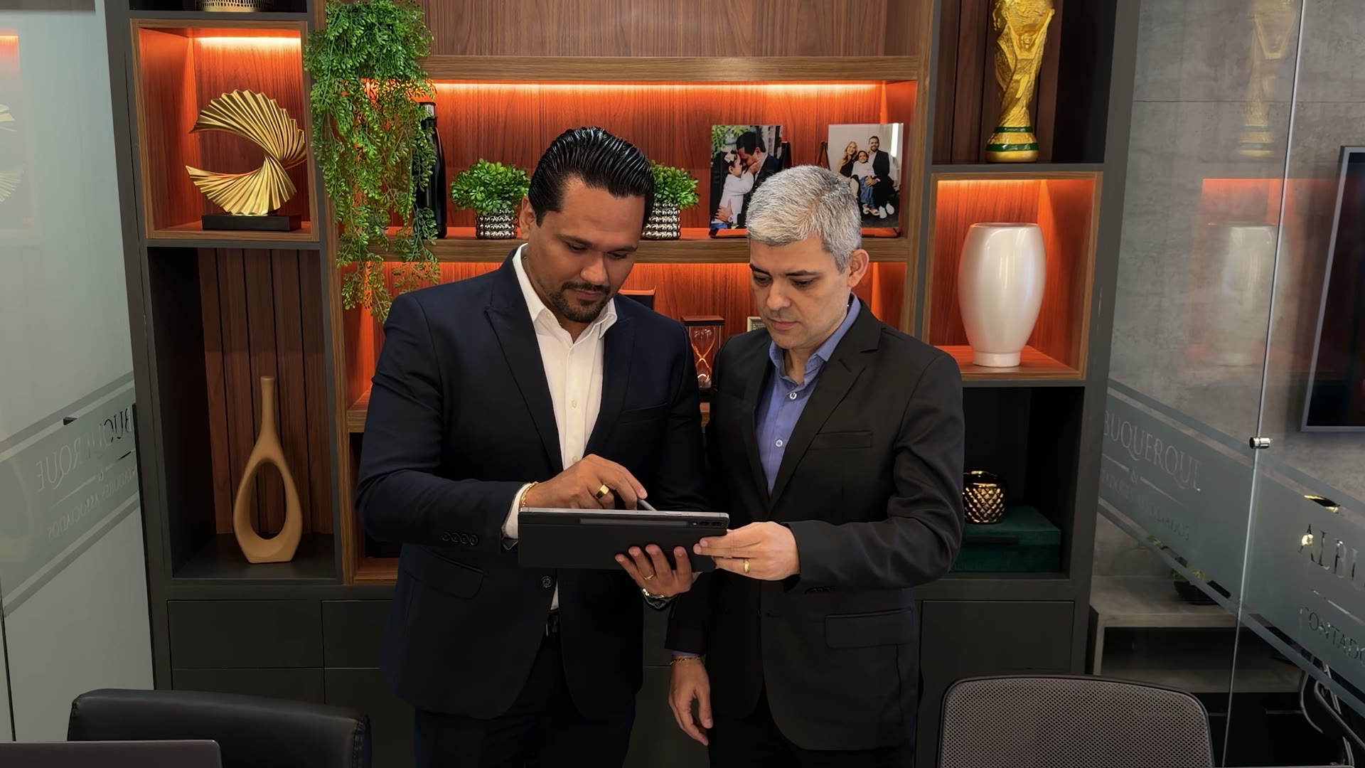Os sócios da Albuquerque & Contadores Associados analisando dados no escritório